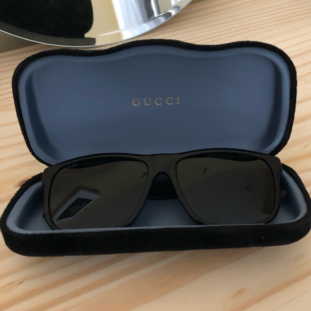 Black gucci sunglasses